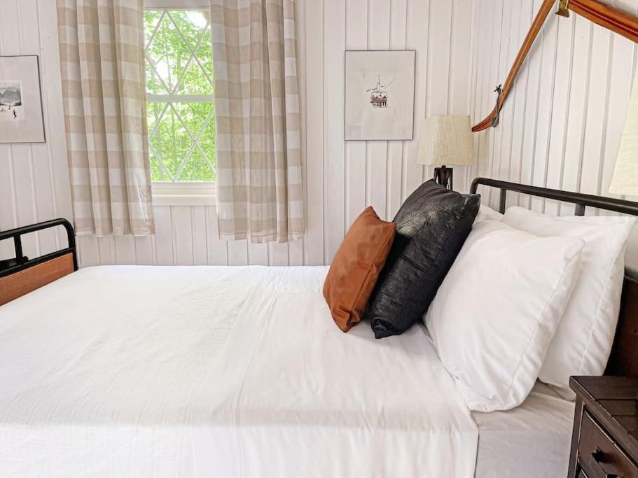 Stylish And Cozy Cabin, Walking Distance To Big Bass Lake Gouldsboro ภายนอก รูปภาพ