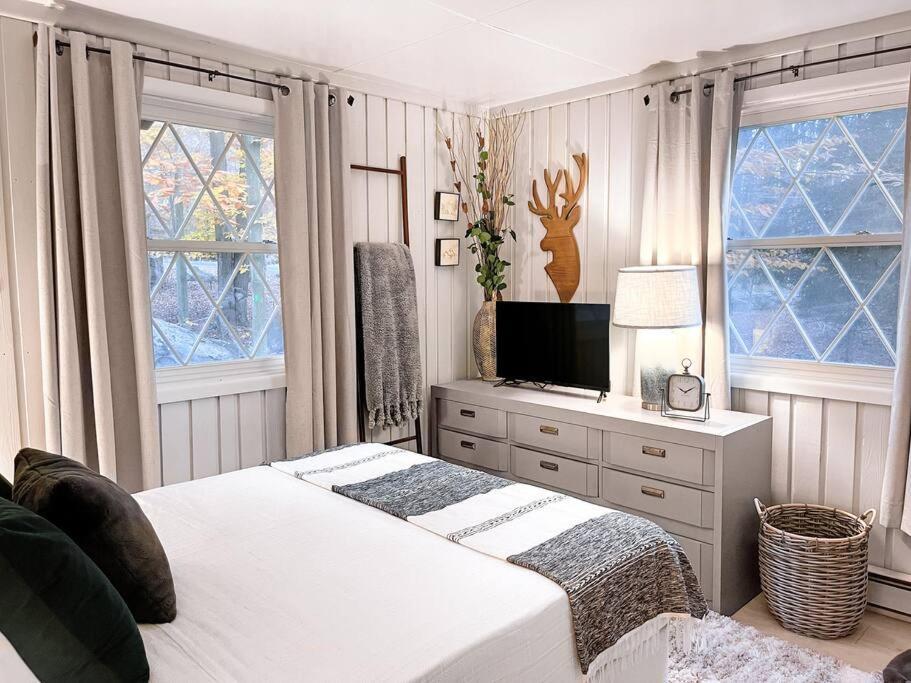 Stylish And Cozy Cabin, Walking Distance To Big Bass Lake Gouldsboro ภายนอก รูปภาพ